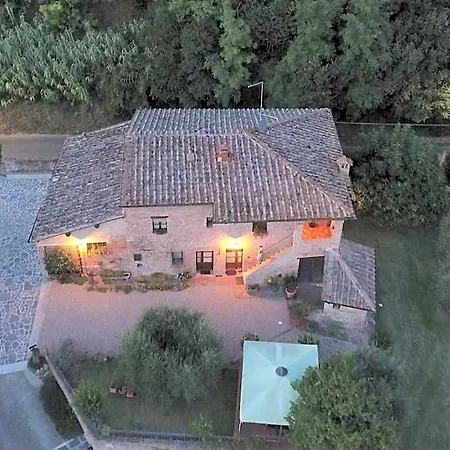Podere Il Pero Bed & Breakfast 4*