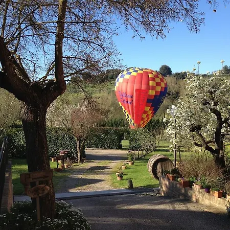 Podere Il Pero Bed & Breakfast 2*