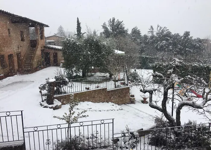 Podere Il Pero לינה וארוחת בוקר